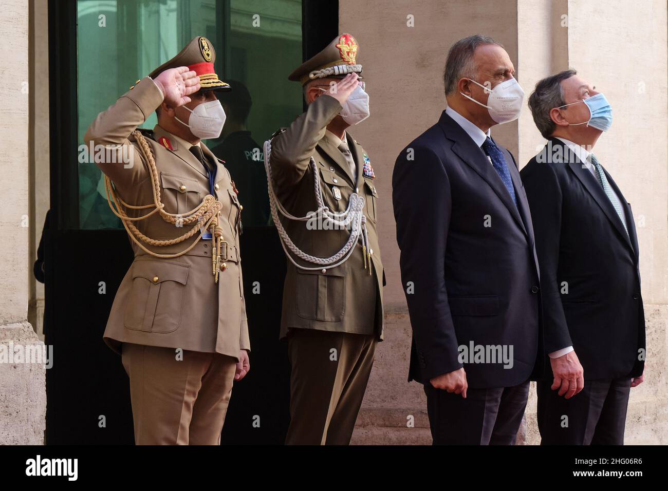 Mauro Scrobogna /Lapresse 02 juillet 2021 et#xA0; Rome, Italie politique Palazzo Chigi - visite du Président du Conseil de la République d'Iraq sur la photo : le Premier ministre Mario Draghi rencontre le Premier ministre de la République d'Iraq, Mustafa Al-Kadhimi Banque D'Images