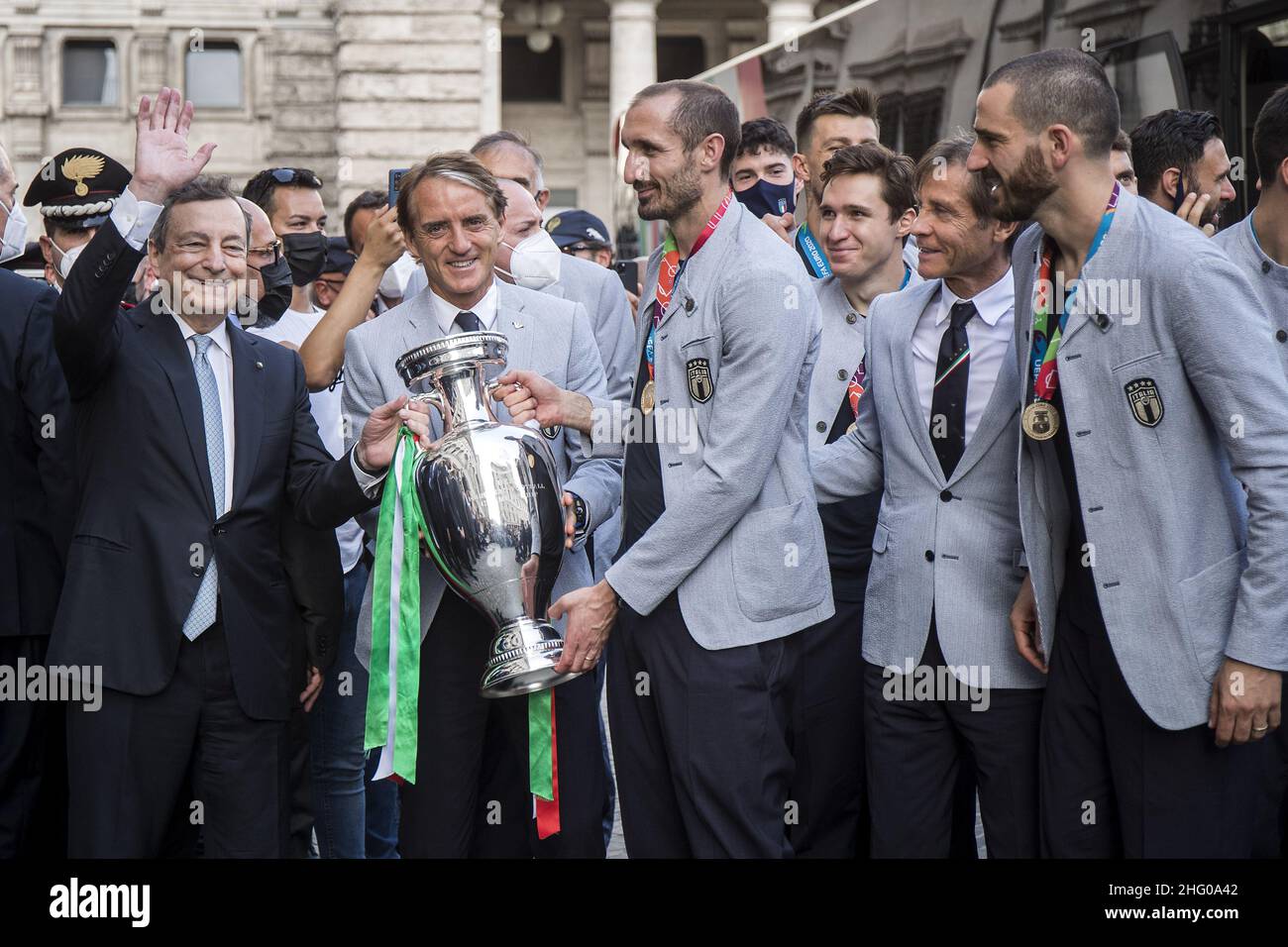 Roberto Monaldo / Lapresse 12-07-2021 Rome (Italie) Sport de football Palais Chigi - le Premier ministre Mario Draghi reçoit le champion européen de l'équipe nationale de football dans le pic Gabriele Gravina, Mario Draghi, Roberto Mancini, Giorgio Chiellini, Gabriele Oriali,Léonard de Bonucci Banque D'Images