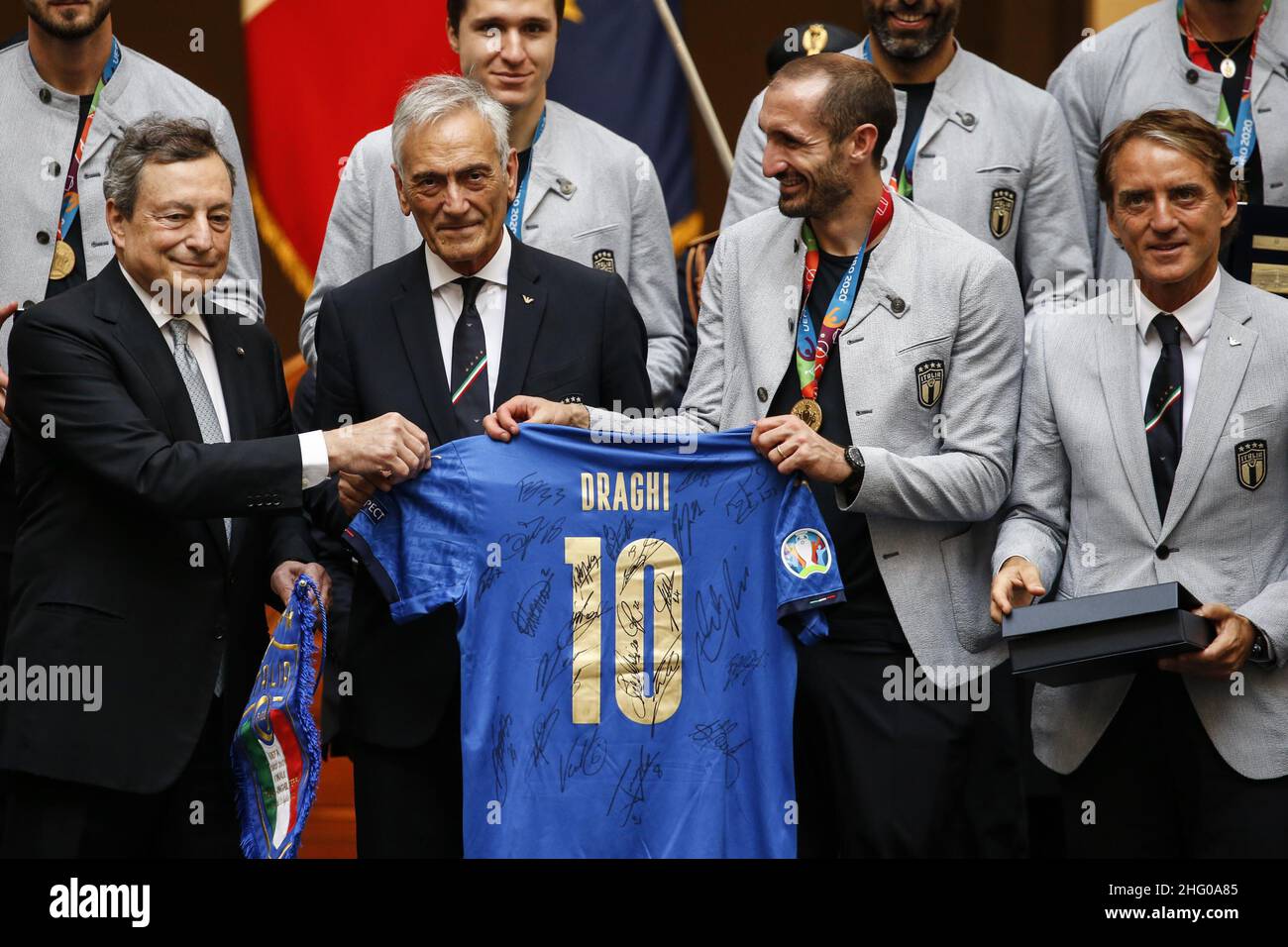 Foto POOL ANSA/Fabio Frustaci/LaPresse12-07-2021 RomaPoliticaPalazzo Chigi - il Presidente del Consiglio Mario Draghi riceve la nazionale di calcio Campione d'EuropaNella foto Mario Draghi, Gabriele Gravina, Giorgio Chiellini,Roberto MANCINIPÔLE de photos ANSA/Fabio Frustaci/Lapresse 12-07-2021 Rome (Italie) Palais Chigi - le Premier ministre Mario Draghi reçoit le champion européen de l'équipe nationale de football du pic le Premier ministre italien Mario Draghi (L) et président de la fédération italienne de football (FIGC), Gabriele Gravina, Giorgio Chiellini, Roberto Mancini Banque D'Images