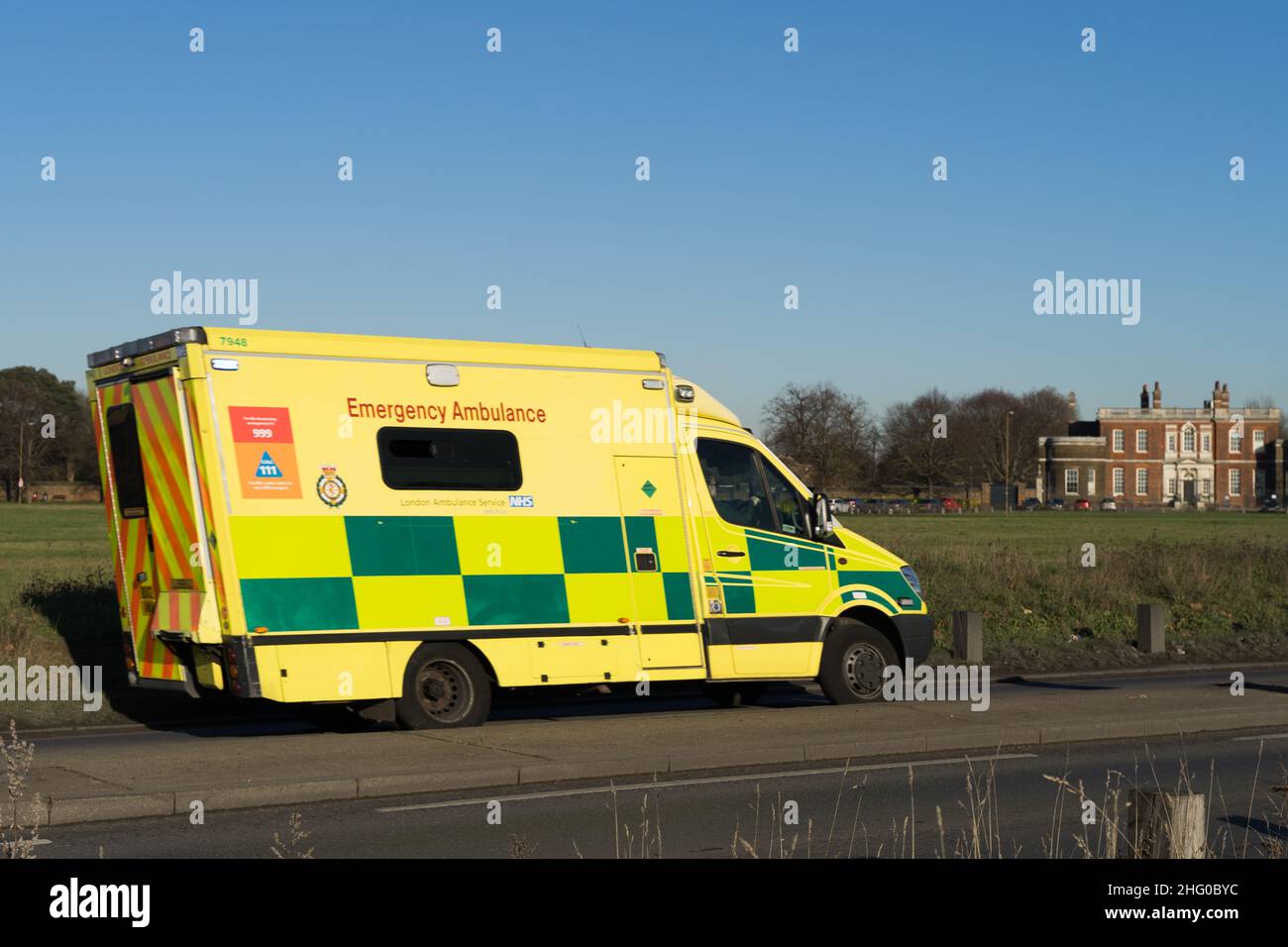 L'ambulance d'urgence a pris la direction de l'hôpital sur Shooters Hill Road Londres Angleterre Royaume-Uni Banque D'Images