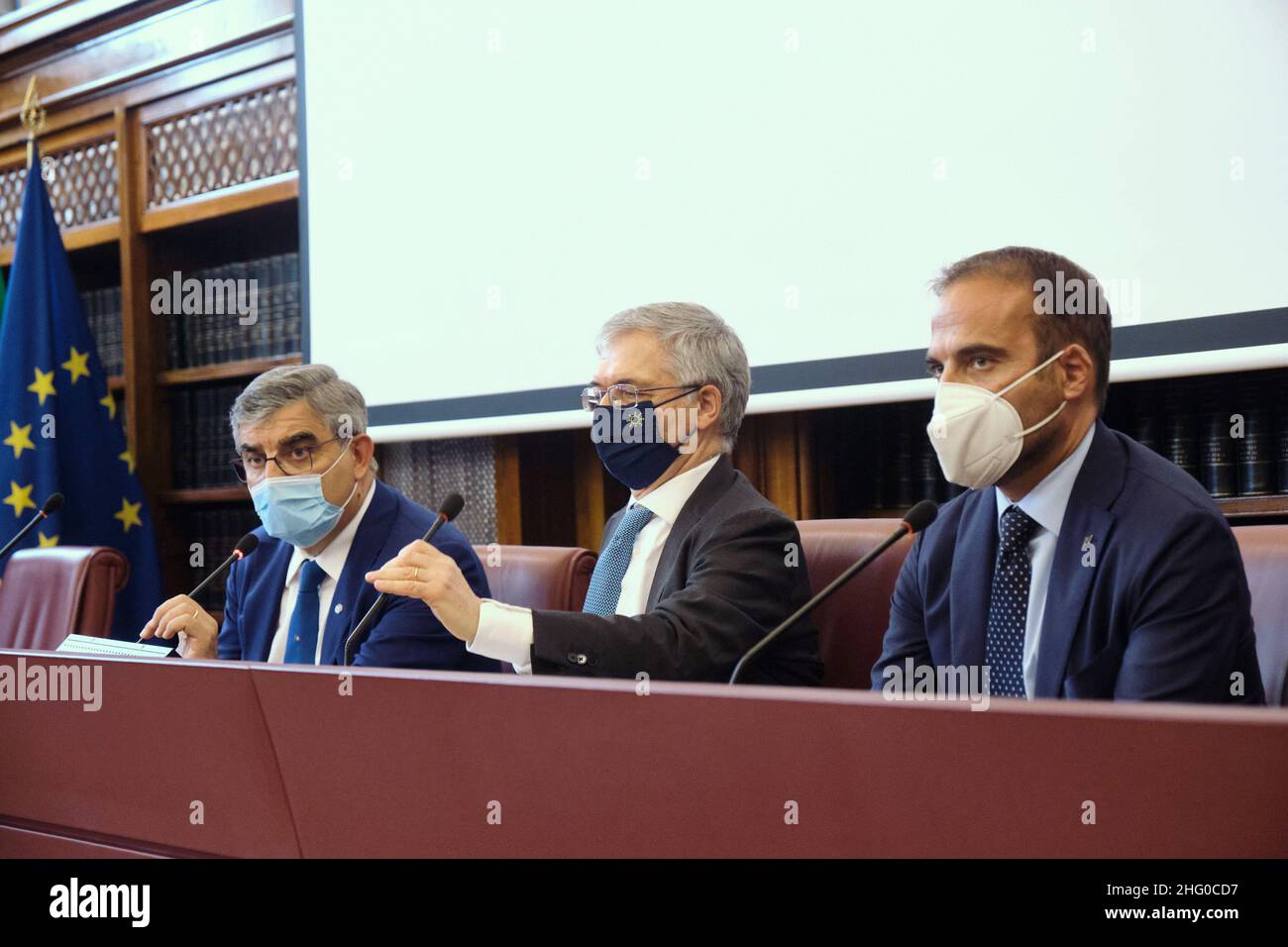 Mauro Scrobogna /Lapresse 22 juillet 2021 Rome, Italie politique Sénat - des commissions ont réuni le Trésor dans la photo: La ministre de l'économie Daniele Franco lors de l'audition sur des questions relatives à la réforme fiscale avec les présidents Luciano d'Alfonso et Luigi Marattini Banque D'Images