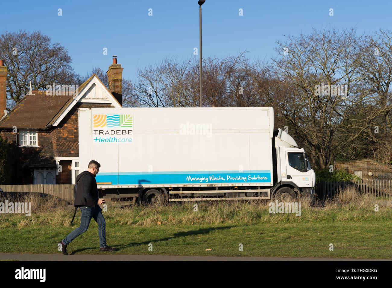 Camion blanc TRADEBE HGV sur la route de Londres Angleterre Royaume-Uni Banque D'Images