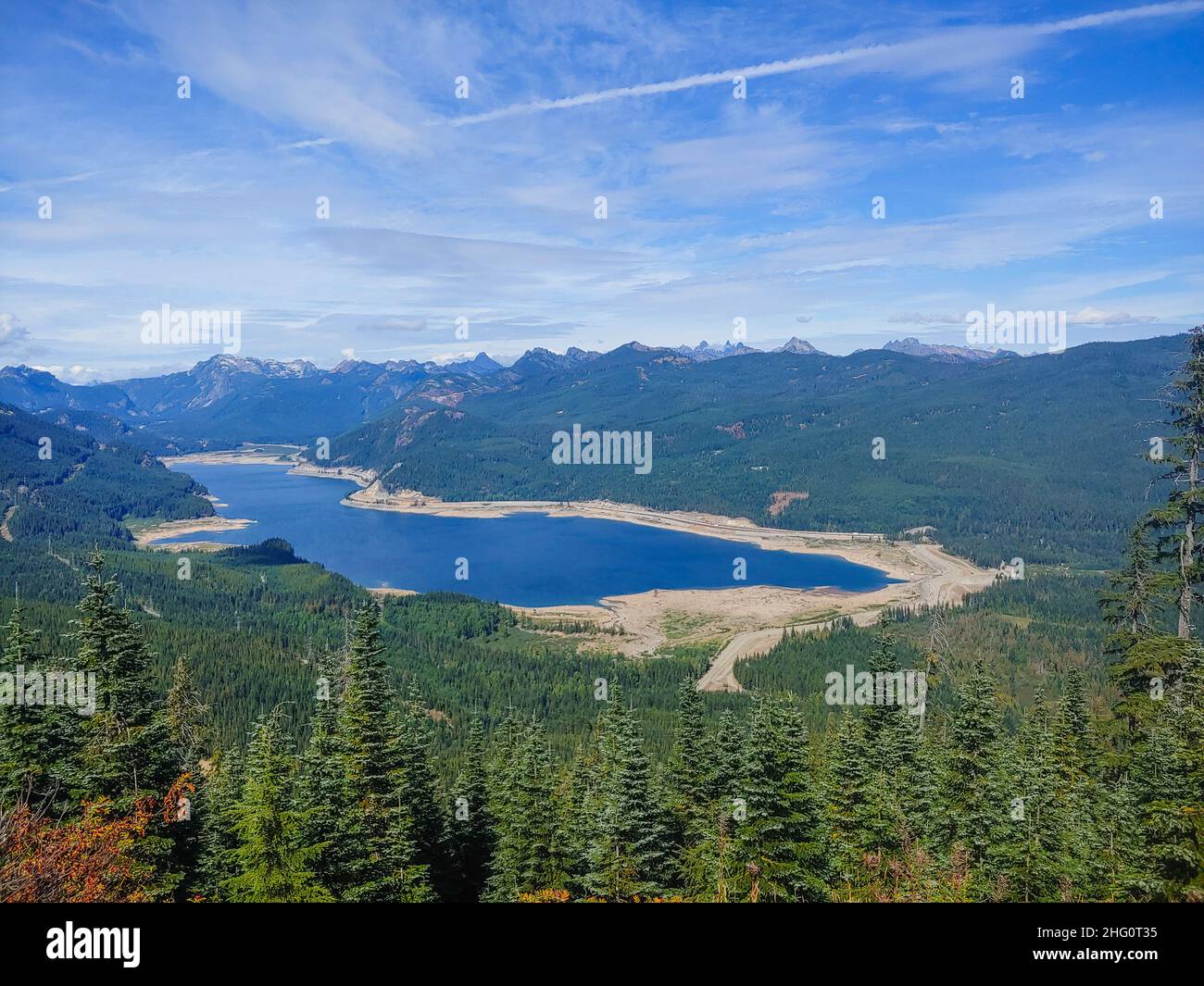 Le lac Keechelus est un lac et un réservoir situés dans le nord-ouest des États-Unis, près de Hyak, dans le comté de Kittitas, dans l'État de Washington.Environ 80 km (cinquante miles) sou Banque D'Images