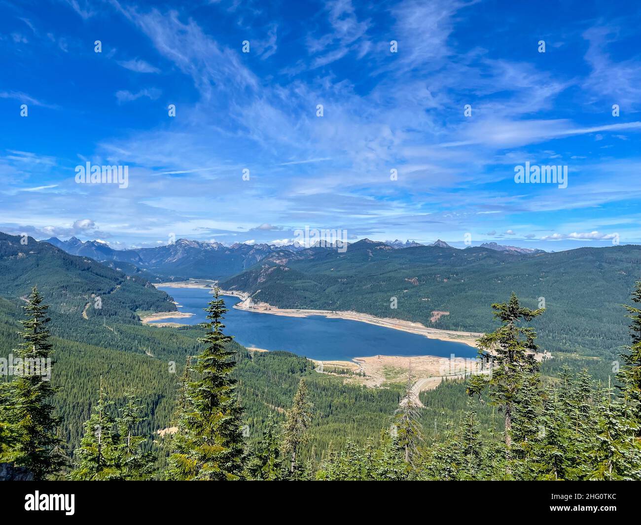 Le lac Keechelus est un lac et un réservoir situés dans le nord-ouest des États-Unis, près de Hyak, dans le comté de Kittitas, dans l'État de Washington.Environ 80 km (cinquante miles) sou Banque D'Images