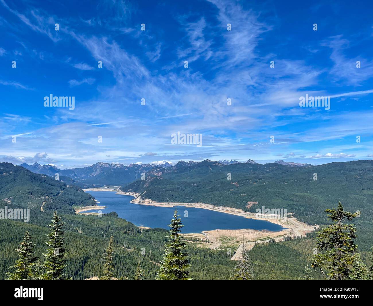 Le lac Keechelus est un lac et un réservoir situés dans le nord-ouest des États-Unis, près de Hyak, dans le comté de Kittitas, dans l'État de Washington.Environ 80 km (cinquante miles) sou Banque D'Images