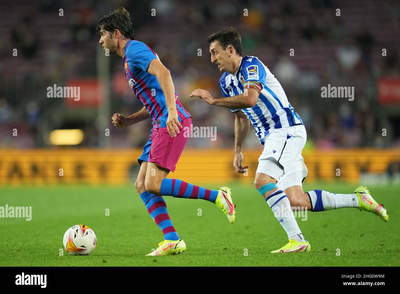 Sergi Roberto du FC Barcelone et Mikel Oyarazabal du Real Sociedad lors du match de la Liga entre le FC Barcelone et le Real Sociedad joué au Camp Nou Stadium le 15 août 2021 à Barcelone, Espagne. (Photo de PRESSINPHOTO) Banque D'Images