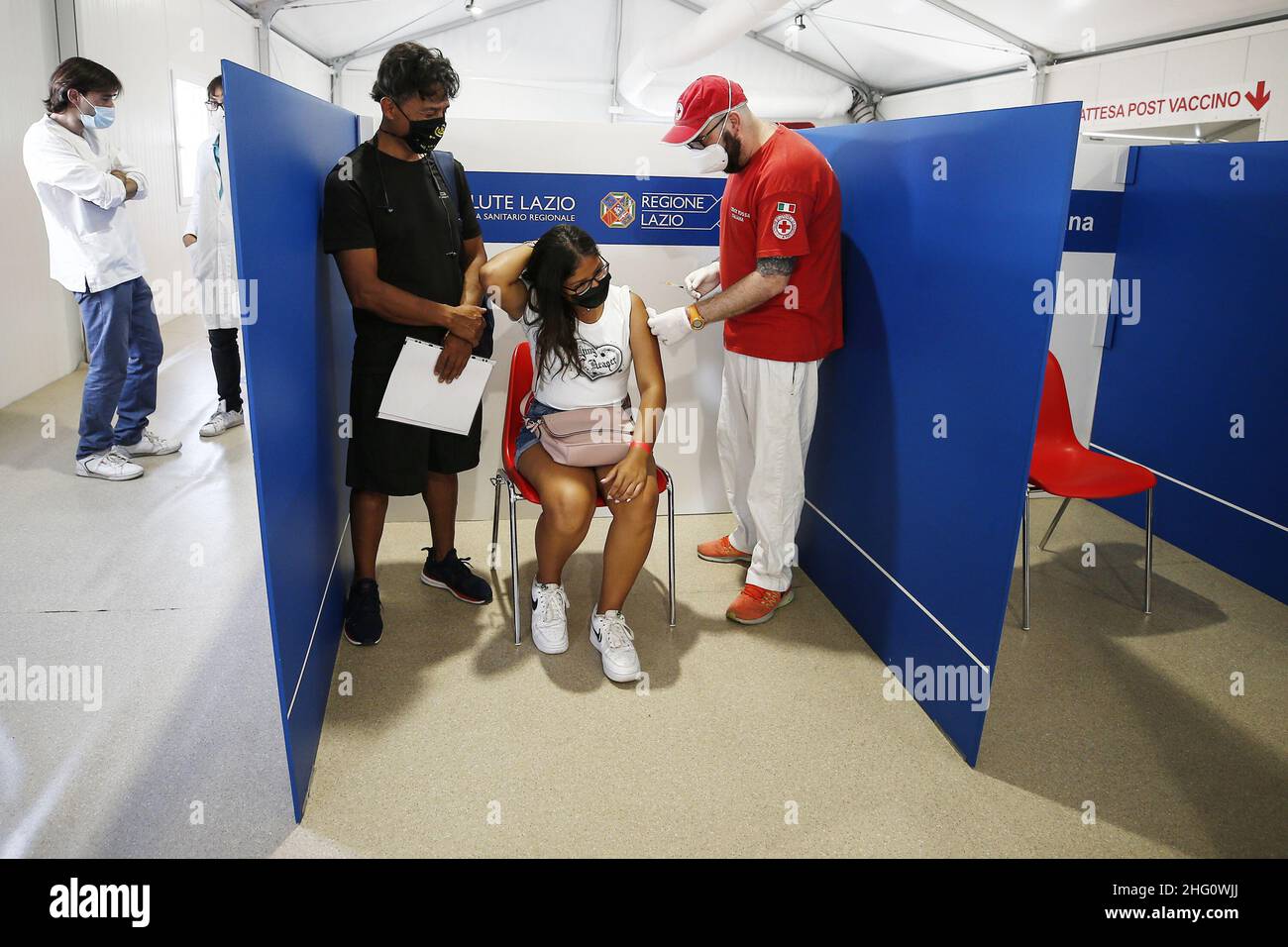 Cecilia Fabiano/ Lapresse 16 août 2021 Roma (Italie) Actualités : Journée portes ouvertes vaccination pour 12-18 ans dans le pic : le Centre de vaccins de la gare Termini fait Moderna Banque D'Images