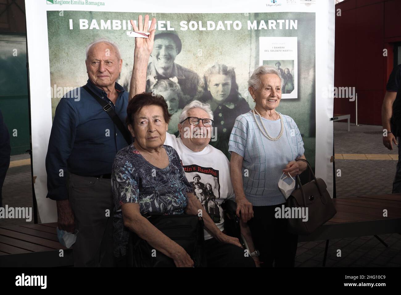 Michele Nucci/Lapresse le 23 août 2021 - Bologne, ItalyNews l'ancien combattant de la Seconde Guerre mondiale Martin Adler à son arrivée à l'aéroport de Bologne où il rencontrera Bruno, Mafalda et Giuliana Naldi, les trois enfants sauvés par Adler à Monterenzio en octobre 44,Et immortalisé par lui dans une photographie qu'il a prise dans le monde Foto Michele Nucci/Lapresse 23 Agosto 2021 - Bologna, Italia Cronaca il veterano novantasettenne della seconda guerra mondiale Martin Adler al su arrivo All&#x2019;aeroporto di Bologna dove incontrer&#xe0; Bruno, Mafra sa i Nalinda di Nalbra e Banque D'Images