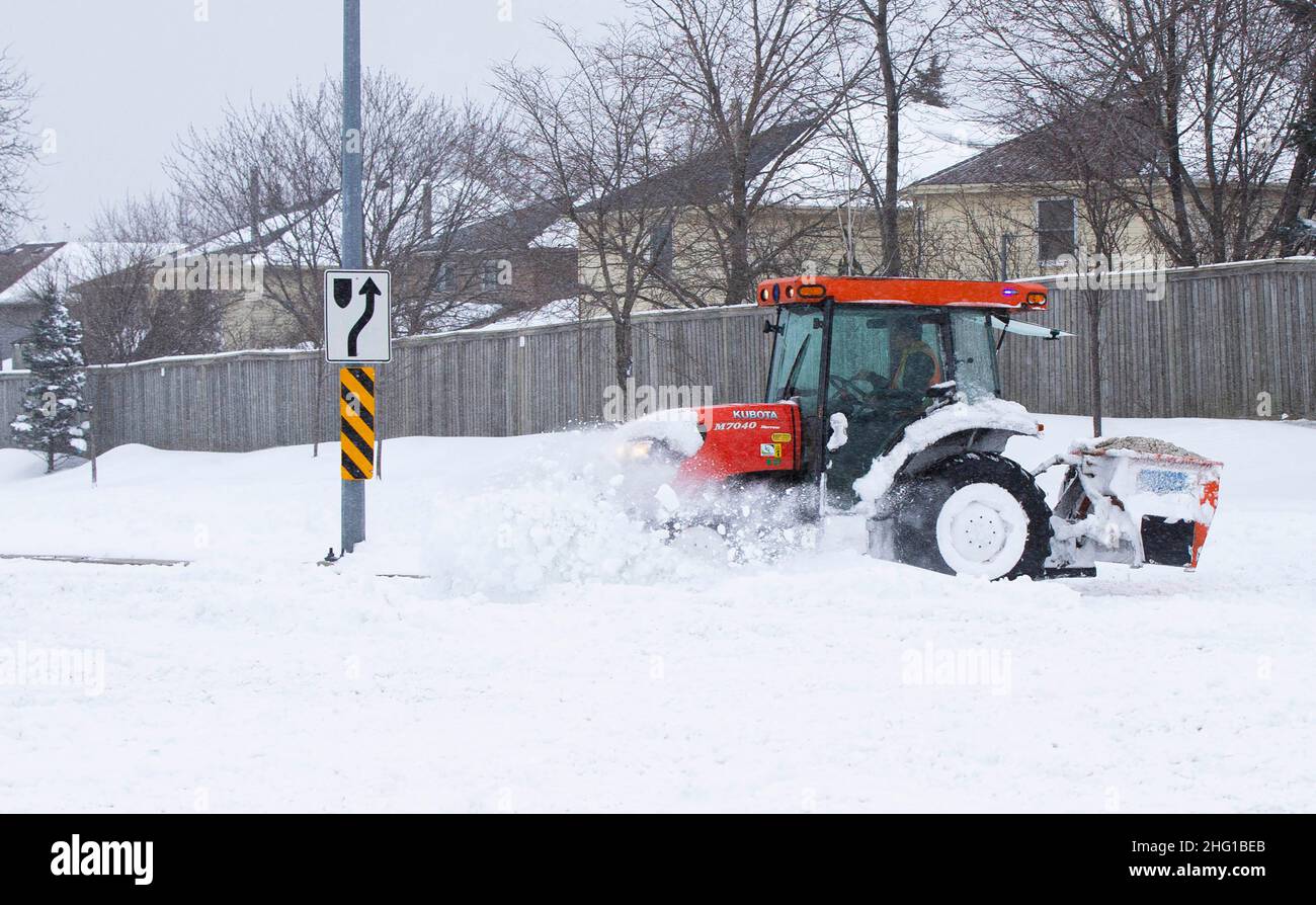 Mississauga, Canada.17th janvier 2022.Une chasse-neige déneigement le trottoir d'une rue pendant une journée enneigée à Mississauga, dans la région du Grand Toronto, au Canada, le 17 janvier 2022.Environnement Canada a émis un avertissement de tempête d'hiver demandant jusqu'à 60 cm de neige dans certaines parties de la région du Grand Toronto d'ici lundi soir.Credit: Zou Zheng/Xinhua/Alamy Live News Banque D'Images