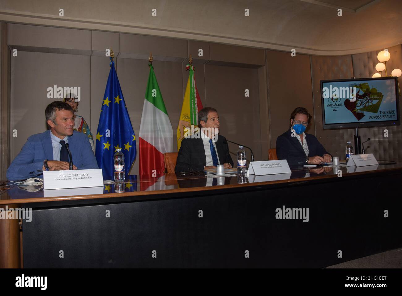 Foto Francesco Militello Mirto/Lapresse 16 settembre 2021 Palerme, ItaliaSport Ciclismo Presso Palazzo d&#x2019;Orléans, sede della Presidenza della Regione Siciliana, &#XE8; stato presito il Giro di Sicilia 2021.Nella foto :il Governatore della Sicilia Nello Musumeci, le&#x2019;assassore allo sport e turismo Manlio Messina e l&#x2019;Amministratore Delegato di RCS Sport, Paolo BellinoPhoto Francesco Militello Mirto/Lapresse 16 septembre 2021 Palerme, Italie Sport Orleans Conférence de presse pour 'il Giro di Sicilia di Cycling' Palazzo 2021.Sur la photo: Nello Musumeci, Manlio Banque D'Images