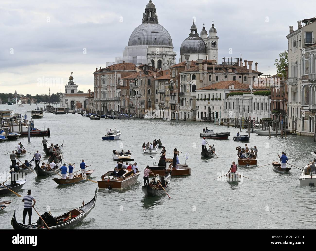 Foto Alessandro Masini/Lapresse 18-09-2021 Venezia - Italia Cronaca Venezia, il Violino di Noè suona sul Canal Grande: la barca-violino omaggio alla rinascita post pandemica e alle vittime del covid.Nella foto: un momento della parata photo Alessandro Masini/Lapresse 18-09-2021 Venise - Italie News Parade à Venise sur le Grand Canal du violon de Noé, la sculpture flottante de Livio de Marchi, avec des artisans et un quatuor de musiciens à bord.Hommage à la résurgence post-pandémique et aux victimes de la violence.Dans la photo: Un moment de la parade Banque D'Images