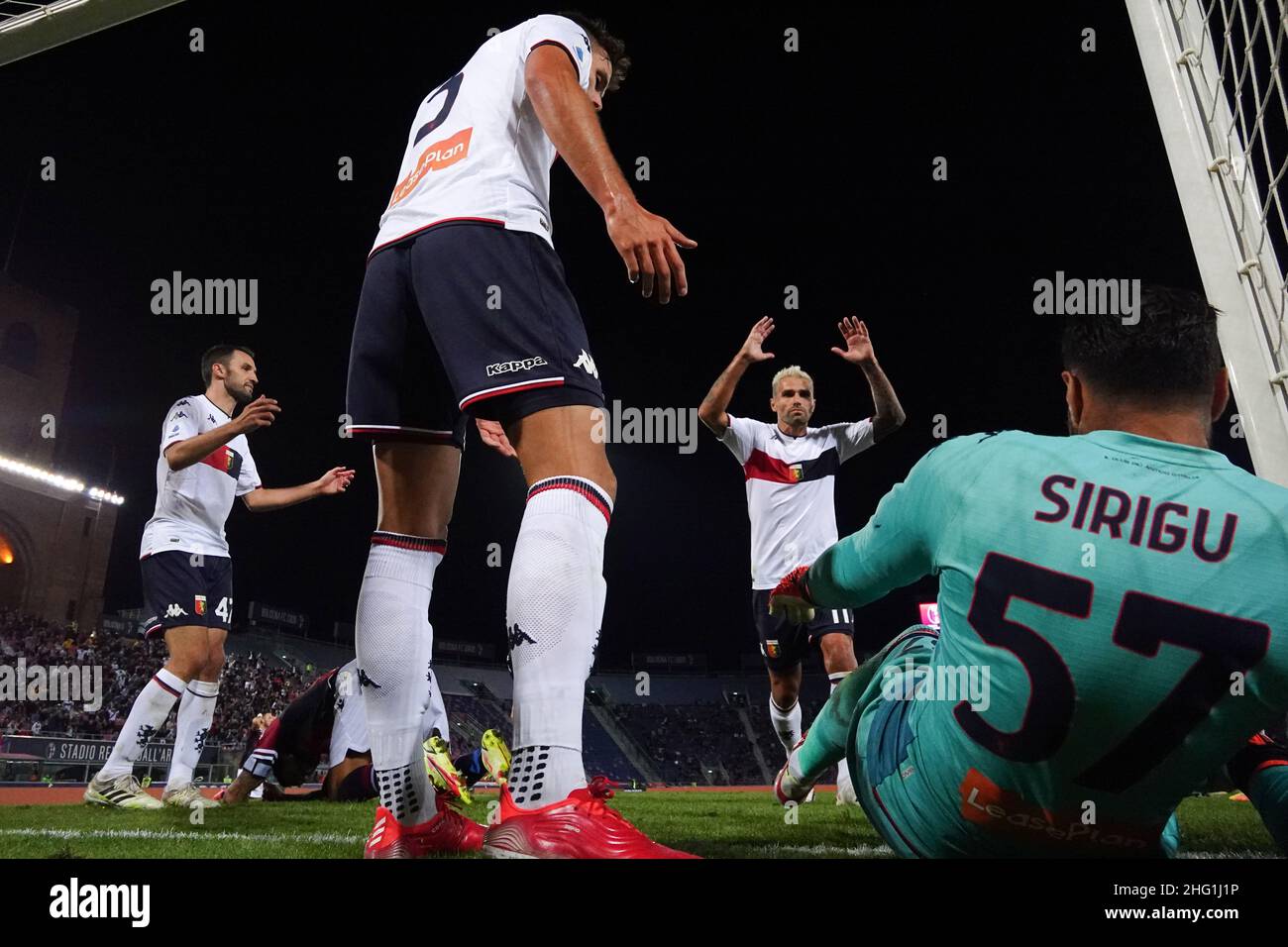 Massimo Paolone/Lapresse 21 septembre 2021 Bologna, Italie football Bologna vs Gênes - Championnat italien de football League A TIM 2021/2022 - Renato Dall'Ara Stadium dans le pic: Salvatore Sirigu (Genoa Cricket FC) sauve un coup de pied par Roberto Soriano (Bologna F.C.) Banque D'Images