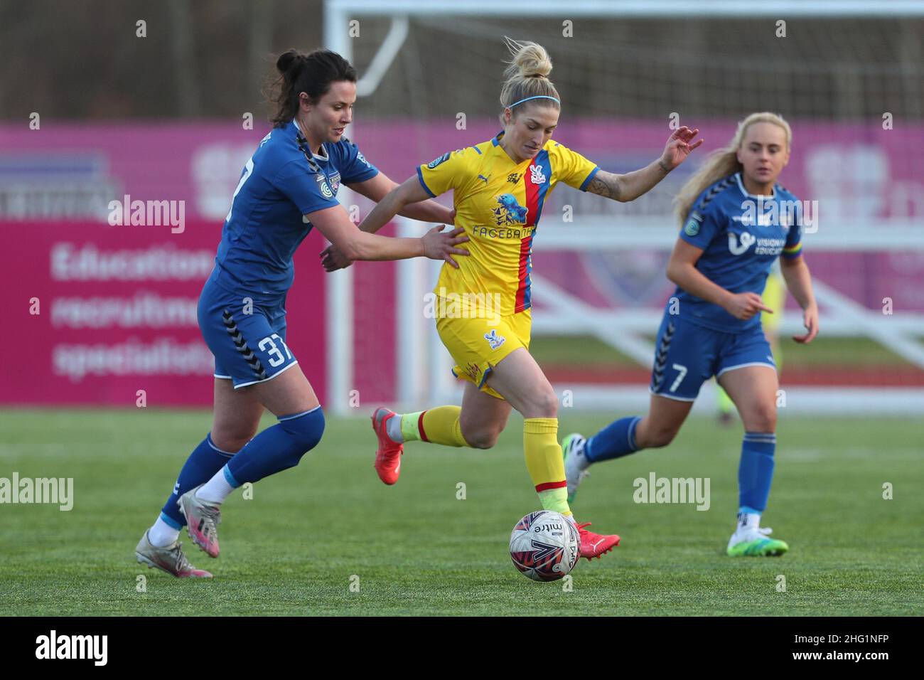 DURHAM, Royaume-Uni JAN 16th Durham Women's Liz Ejupi en action avec Kirsty Barton de Crystal Palace lors du match de championnat féminin FA entre Durham Women FC et Crystal Palace au Maiden Castle, Durham City, le dimanche 16th janvier 2022.(Credit: Mark Fletcher | MI News) Credit: MI News & Sport /Alay Live News Banque D'Images