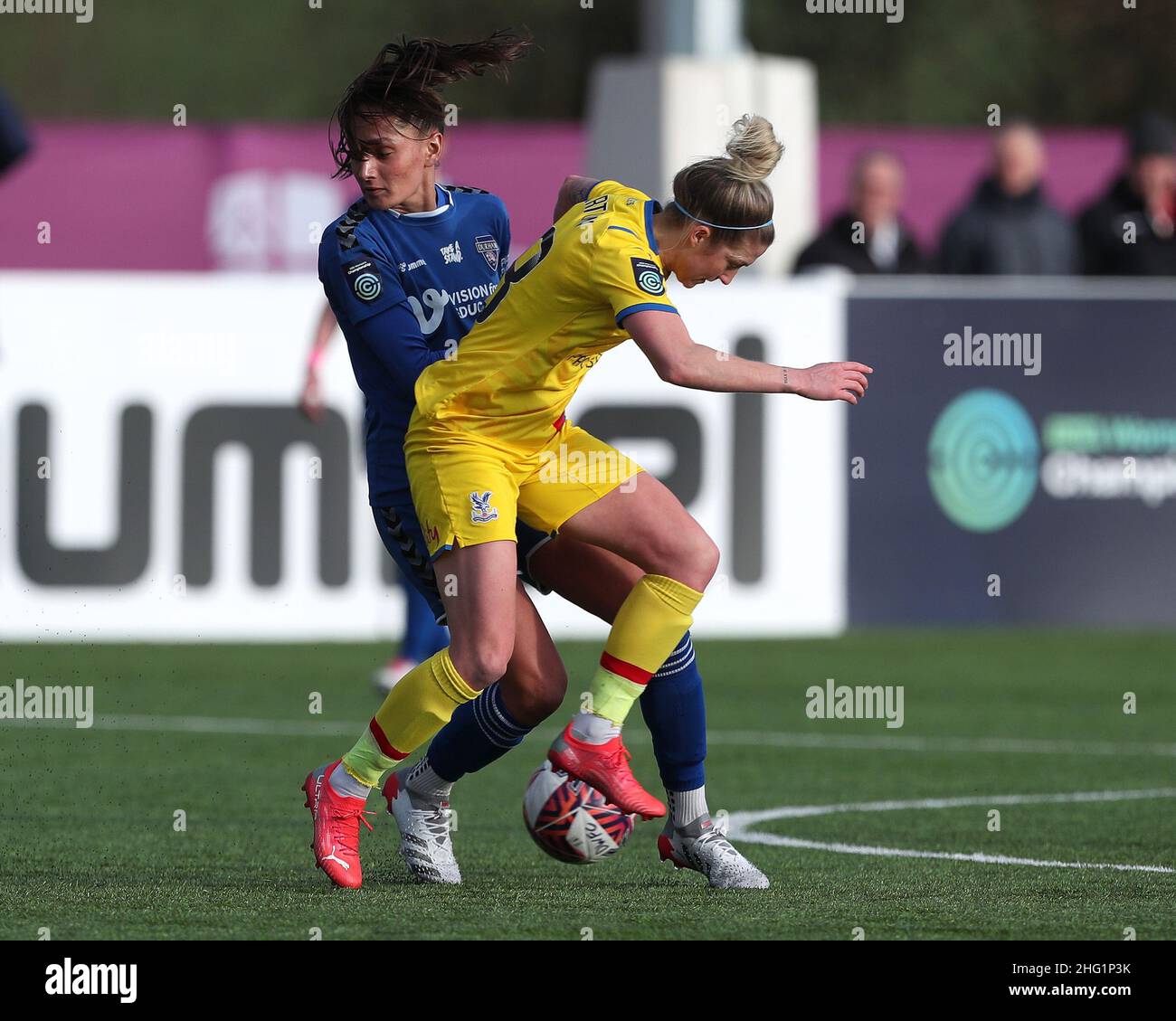 DURHAM, Royaume-Uni JAN 16th Kirsty Barton de Crystal Palace en action avec Durham Women's Mollie Lambert lors du match de championnat féminin FA entre Durham Women FC et Crystal Palace au château de Maiden, Durham City, le dimanche 16th janvier 2022.(Credit: Mark Fletcher | MI News) Credit: MI News & Sport /Alay Live News Banque D'Images