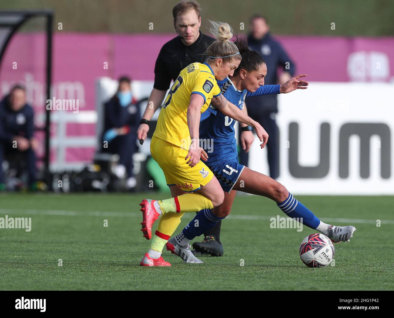 DURHAM, Royaume-Uni JAN 16th Kirsty Barton de Crystal Palace en action avec Durham Women's Mollie Lambert lors du match de championnat féminin FA entre Durham Women FC et Crystal Palace au château de Maiden, Durham City, le dimanche 16th janvier 2022.(Credit: Mark Fletcher | MI News) Credit: MI News & Sport /Alay Live News Banque D'Images