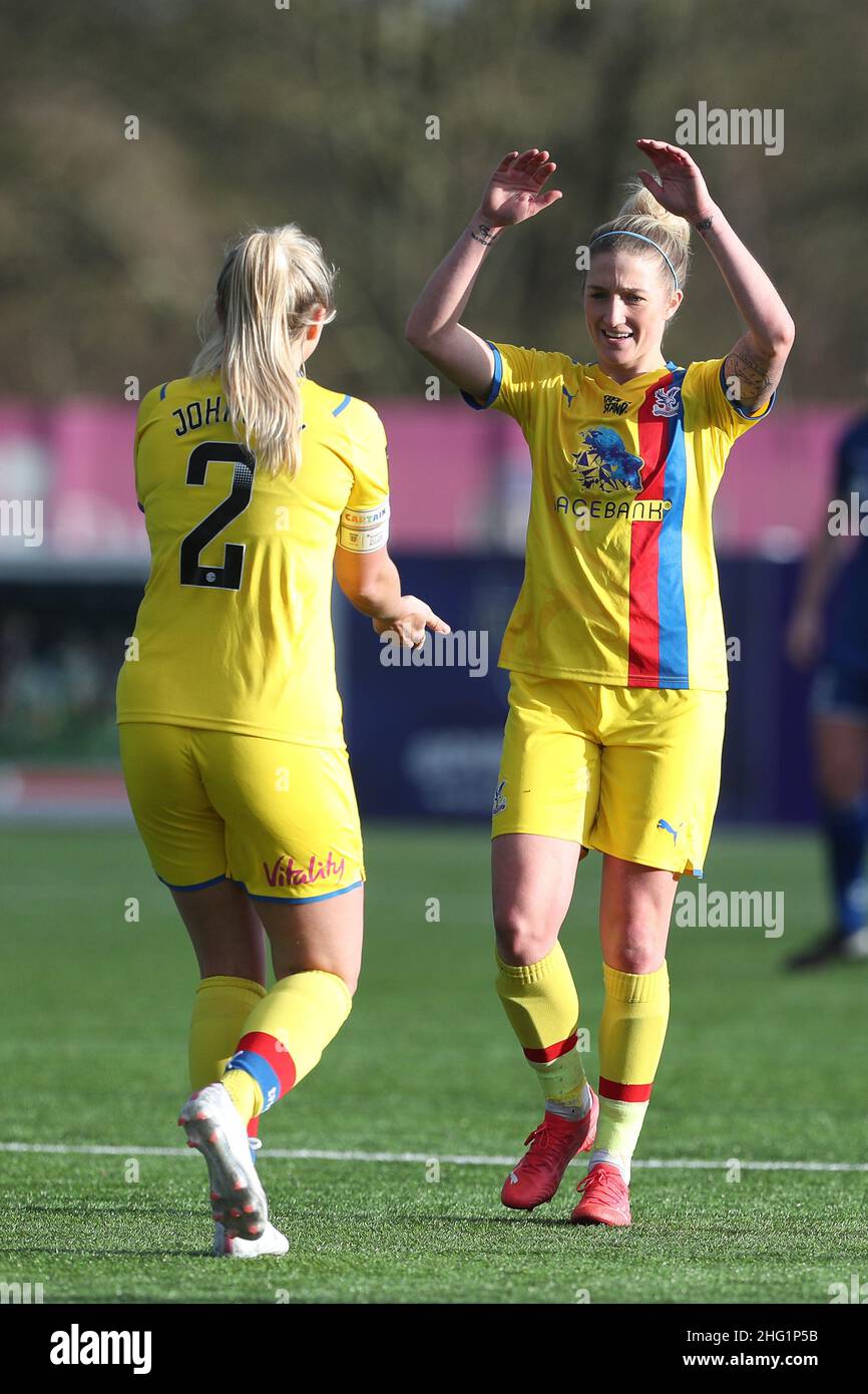 DURHAM, Royaume-Uni JAN 16th Annabel Johnson de Crystal Palace célèbre Kirsty Barton après le match de championnat féminin FA entre Durham Women FC et Crystal Palace au Maiden Castle, Durham City, le dimanche 16th janvier 2022.(Credit: Mark Fletcher | MI News) Credit: MI News & Sport /Alay Live News Banque D'Images