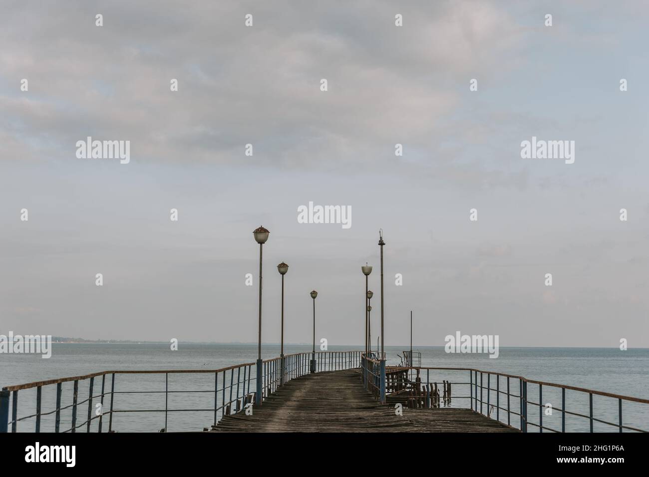 Jetée en bois sur le lac.Il y a beaucoup de yachts à l'horizon. Banque D'Images