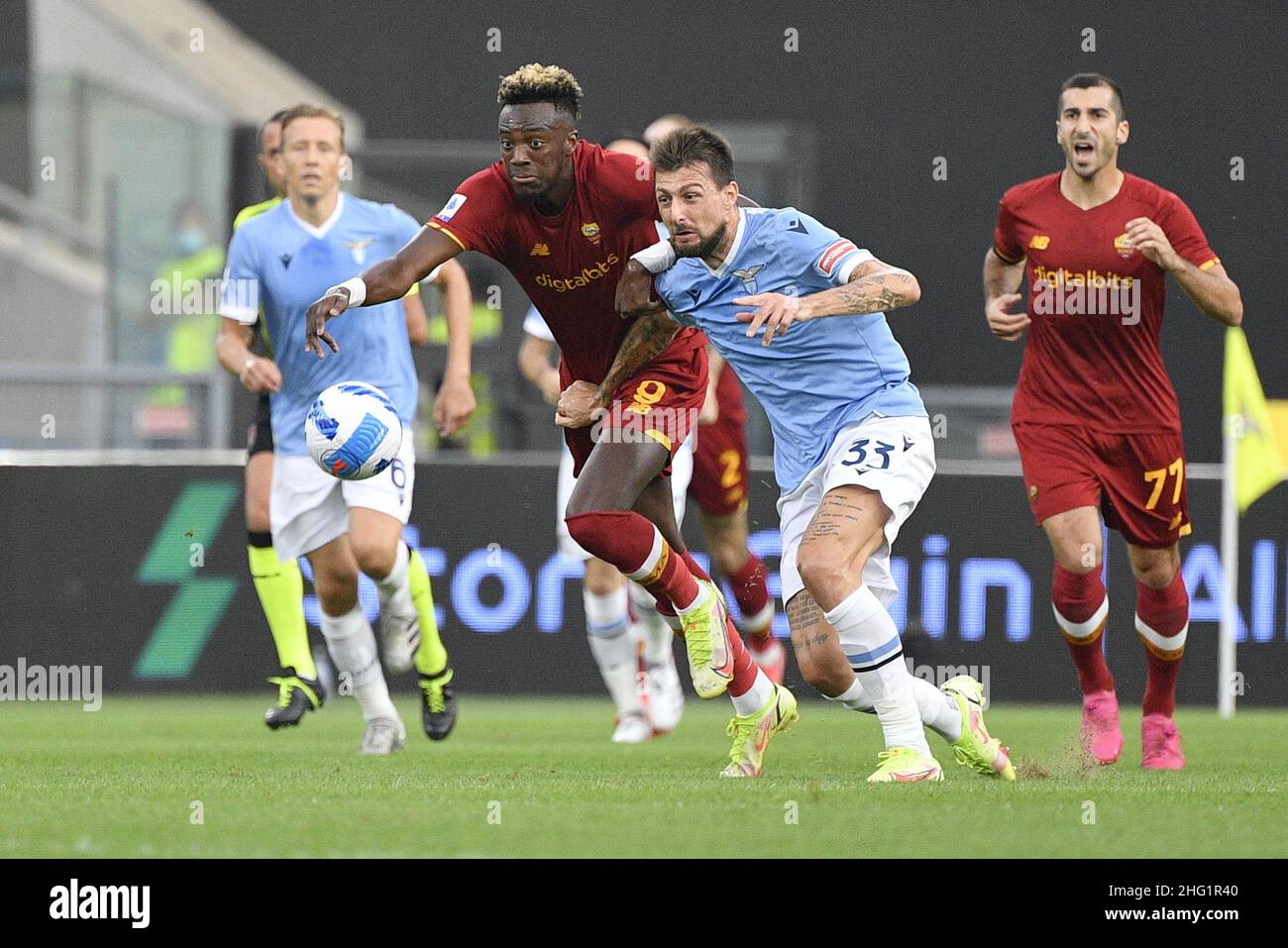 Fabrizio Corradetti / Lapresse 26st septembre 2021 Rome, Italie sport football SS Lazio vs AS Roma - Championnat italien de football Ligue A TIM 2021/2022 - Stade Olimpico dans le pic: Tammy Abraham (AS Roma) Francesco Acerbi (SS Lazio) Banque D'Images