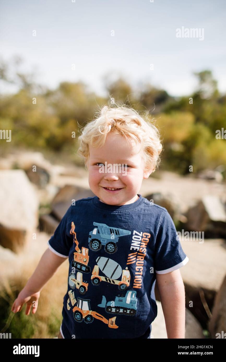 Trois ans Old Boy souriant pour caméra à Mission Trails à San Diego Banque D'Images