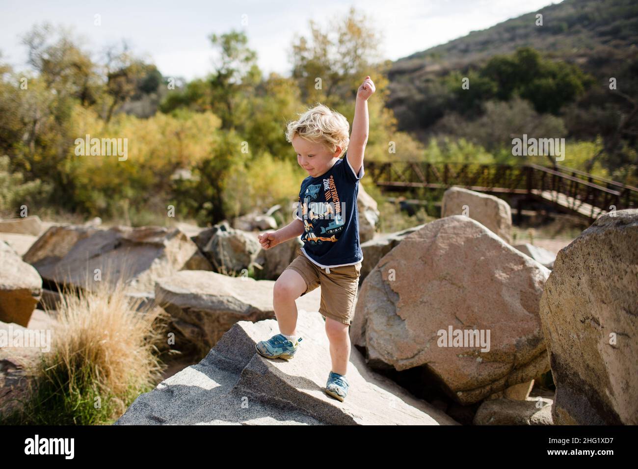 Trois ans Old Boy frappant pose on Rocks à San Diego Banque D'Images