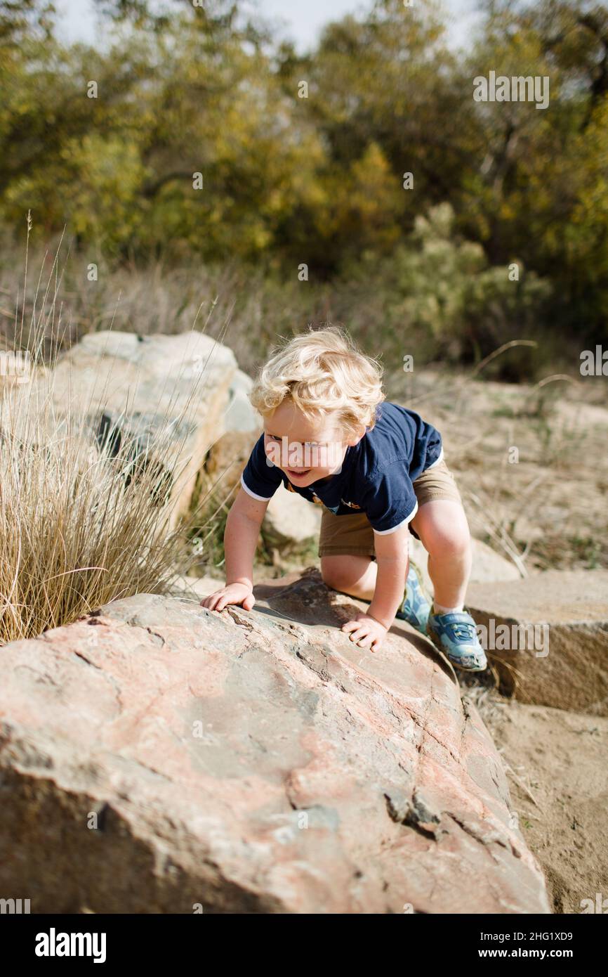 Trois ans Old Boy jouant sur Rocks à Mission Trails à San Diego Banque D'Images