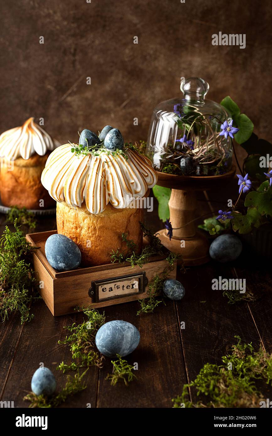 pâtisseries de pâques au décor meringue et œufs colorés Banque D'Images