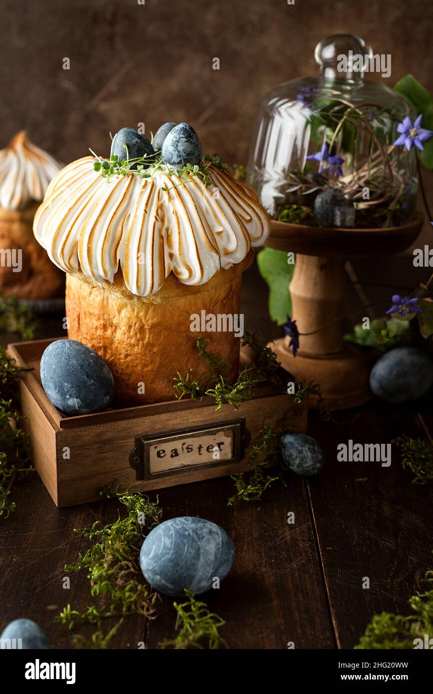 pâtisseries de pâques au décor meringue et œufs colorés Banque D'Images