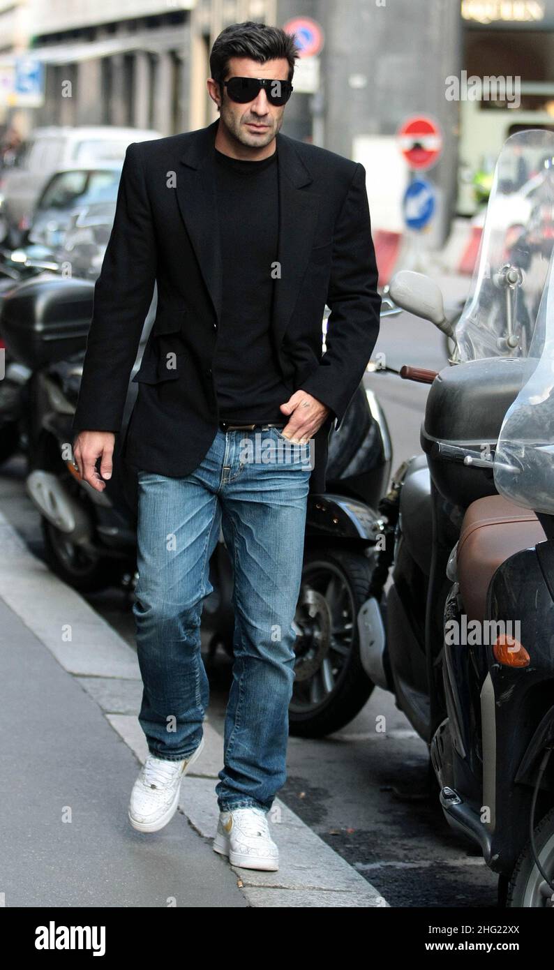 Luis Figo avec sa fille et sa femme Helen Svedin magasinent à Milan. Banque D'Images