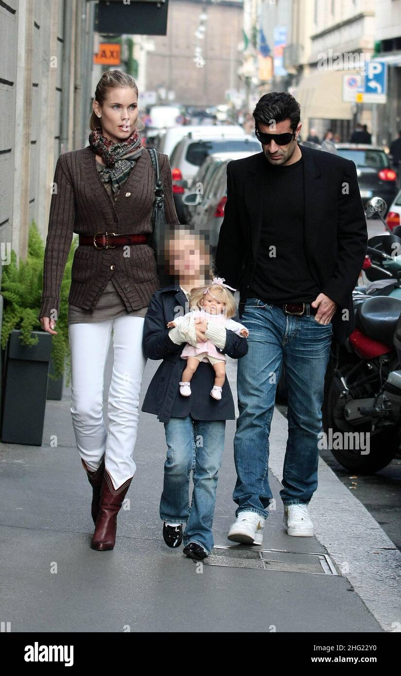 Luis Figo avec sa fille et sa femme Helen Svedin magasinent à Milan. Banque D'Images