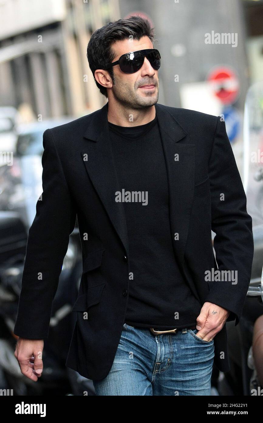 Luis Figo avec sa fille et sa femme Helen Svedin magasinent à Milan. Banque D'Images