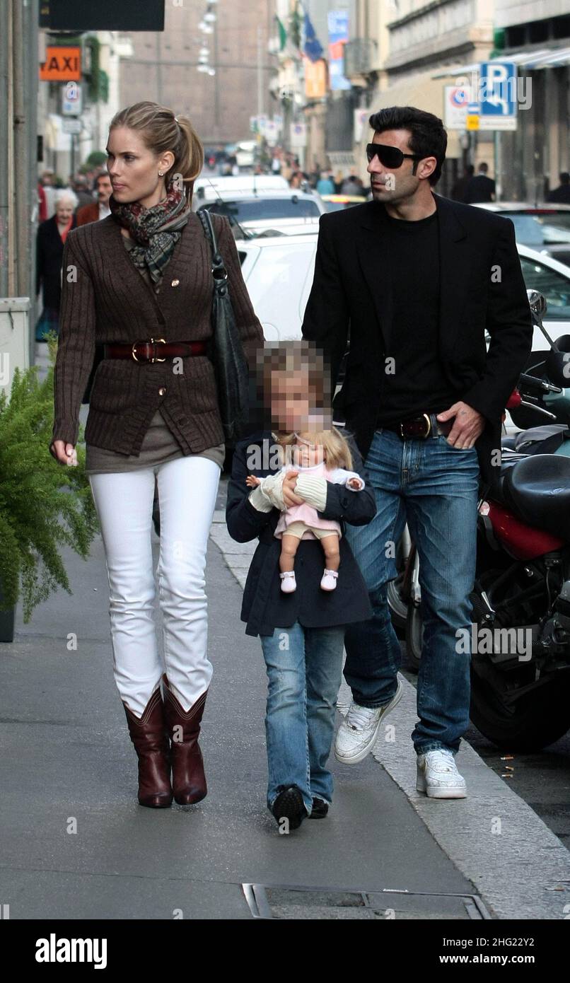 Luis Figo avec sa fille et sa femme Helen Svedin magasinent à Milan. Banque D'Images