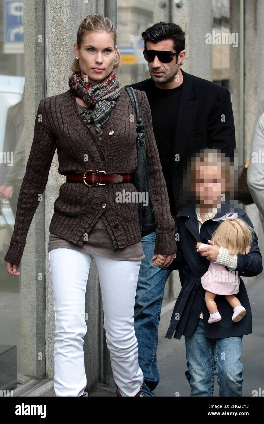 Luis Figo avec sa fille et sa femme Helen Svedin magasinent à Milan. Banque D'Images