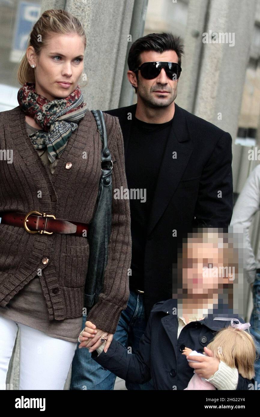 Luis Figo avec sa fille et sa femme Helen Svedin magasinent à Milan. Banque D'Images