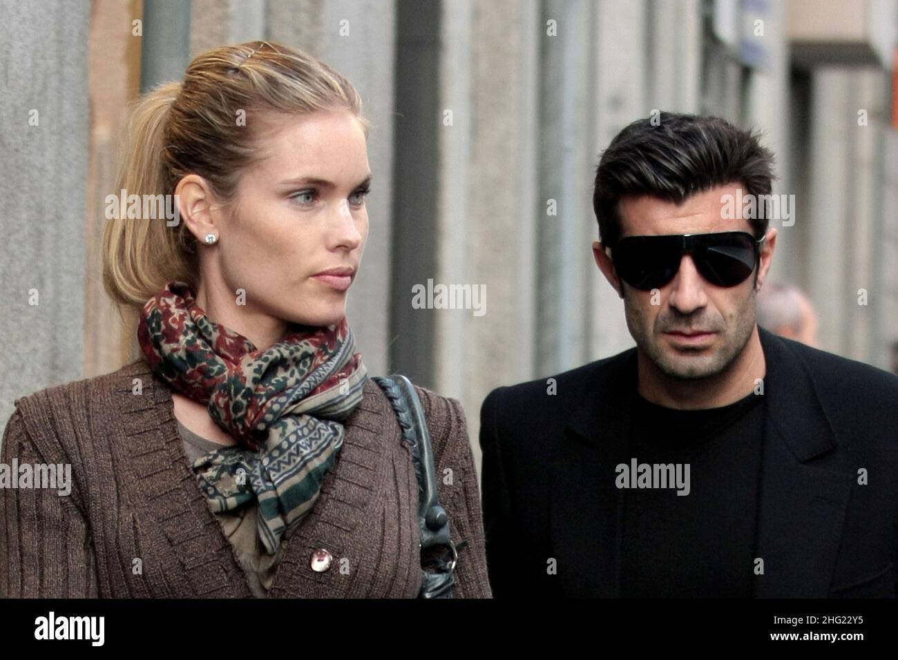 Luis Figo avec sa fille et sa femme Helen Svedin magasinent à Milan. Banque D'Images