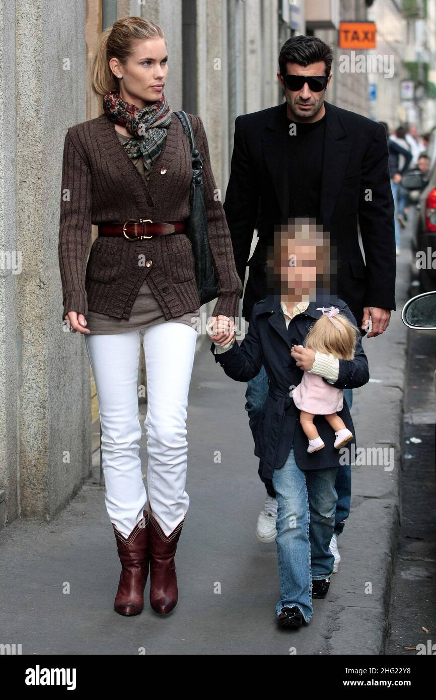 Luis Figo avec sa fille et sa femme Helen Svedin magasinent à Milan. Banque D'Images