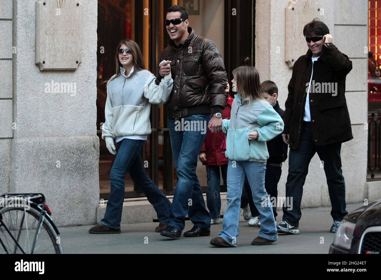 Le footballeur Inter Milan Julio Cesar est repéré avec la femme Susanna  Werner, fils, Cauet et fille, Giulia avec d'autres parents à Rome Photo  Stock - Alamy