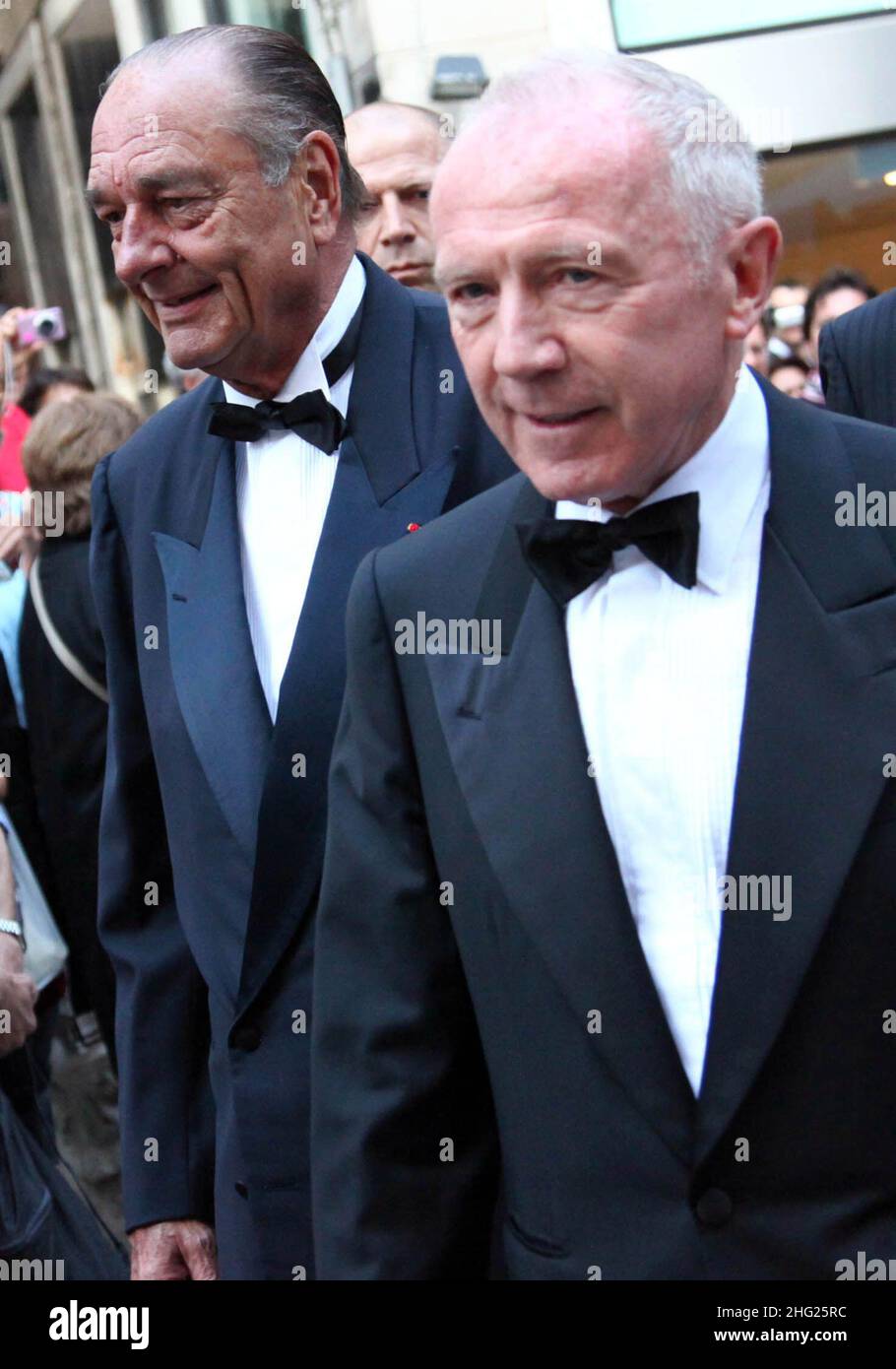 L'homme d'affaires français François Pinault, père de François-Henri Pinault, et l'ancien président français Jacques Chirac arrivent pour la cérémonie de mariage de l'actrice Salma Hayek et de l'homme d'affaires François-Henri Pinault au Théâtre de la Fenice, à Venise, en Italie, le samedi 25 avril 2009. Banque D'Images