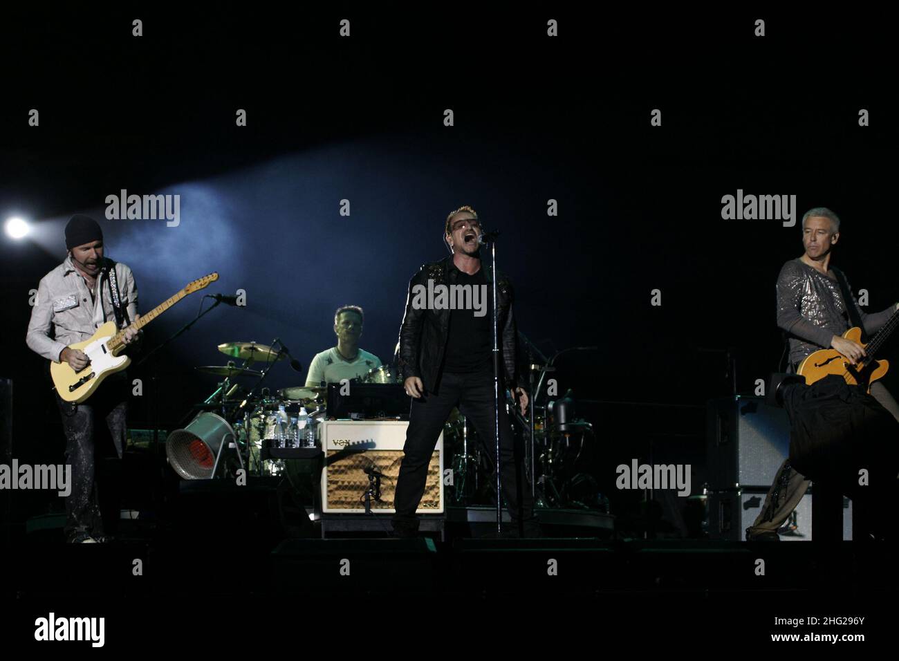 The Edge (l), Larry Mullen, Jr. (Deuxième à gauche), Bono (deuxième à droite) et Adam Clayton (r) savent également que U2 se produisent en concert au stade Charles Ehrmann dans le cadre de leur 360 Degree Tour à Nice, en France Banque D'Images