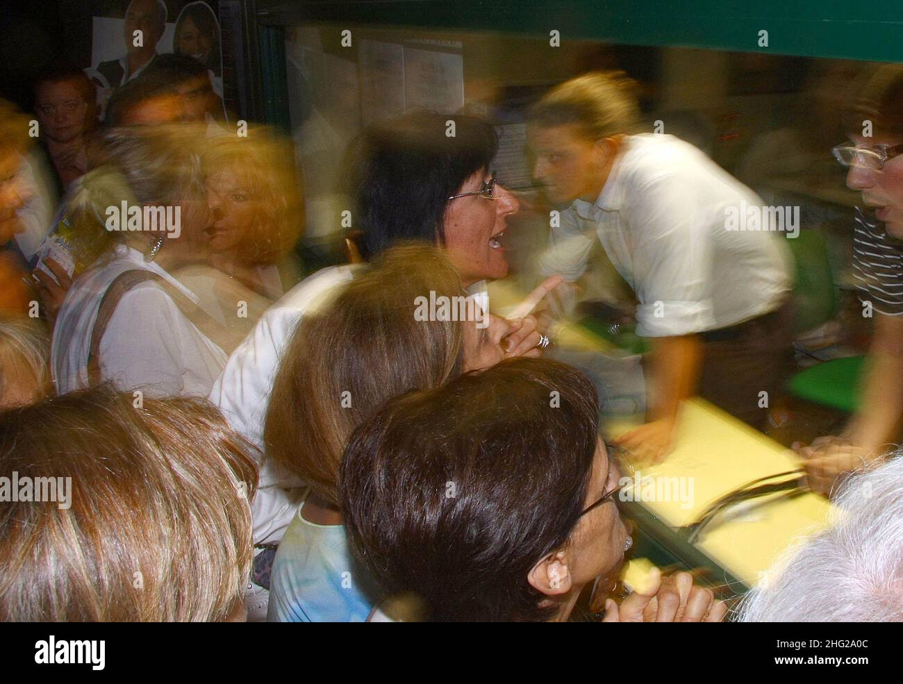 Foule à la première mondiale du spectacle 'Je me Souviens' avec Catherine Deneuve et Michele Placido pendant le festival Versiliana à Marina di Pietrasanta, Toscane, Italie.À la fin du spectacle, la foule a contesté le spectacle réclamant l'argent du billet et la police a dû intervenir.Enfin, le personnel organisateur du salon a affiché une note indiquant qu'il pourrait avoir le droit d'assister à un autre spectacle pendant le festival. Banque D'Images