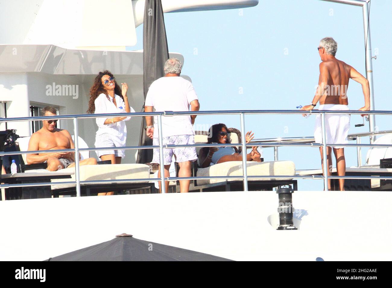 Naomi Campbell, petit ami Vladimir Doronin, milliardaire britannique Phillip Green qui possède Top Shop parmi beaucoup d'autres points de vente au détail, Marco Tronchetti Provera et Afef Jnifen sur un yacht à Formentera, Espagne Banque D'Images