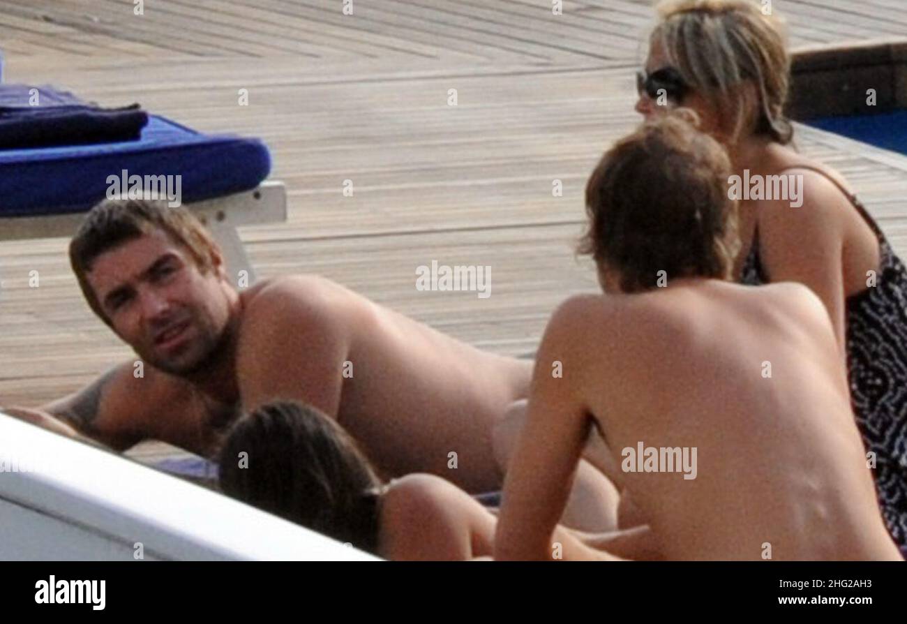 Liam Gallagher et Nicole Appleton (tous les saints) passent leur voyage au lac de Côme avec Andy Bell, membre du groupe Oasis, et sa petite amie 48 heures après qu'Oasis a annoncé qu'ils se sont fracturées, en Italie Banque D'Images