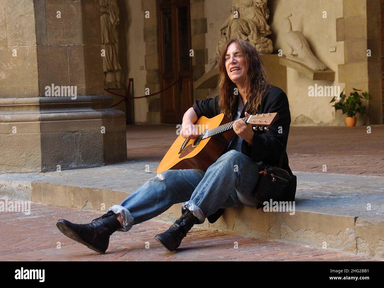 Patti Smith visite du musée de Bargello, jouant et chantant devant les visiteurs Banque D'Images