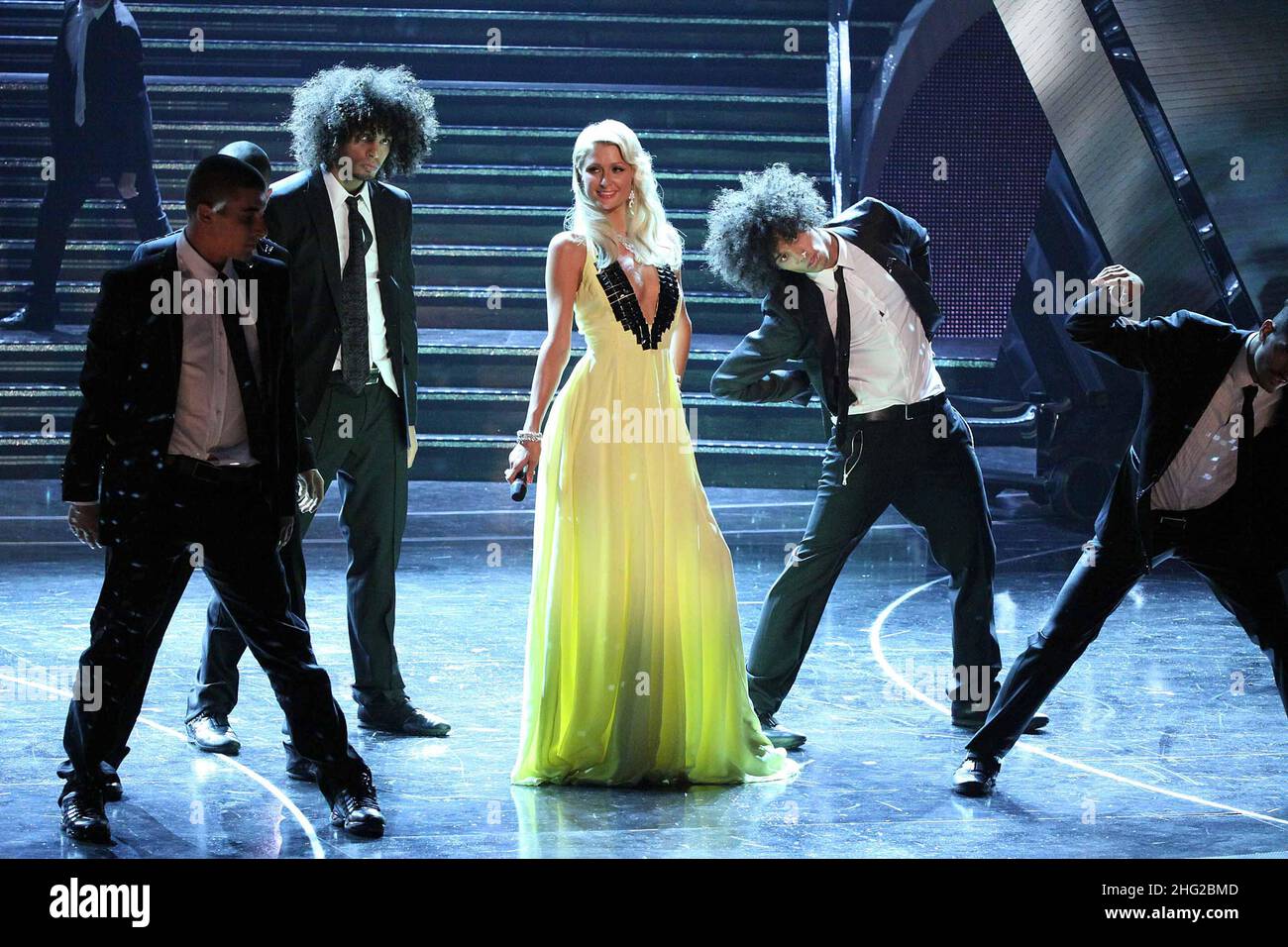 Paris Hilton en photo comme invité d'honneur au premier épisode du concours Miss Italie 70th. Banque D'Images