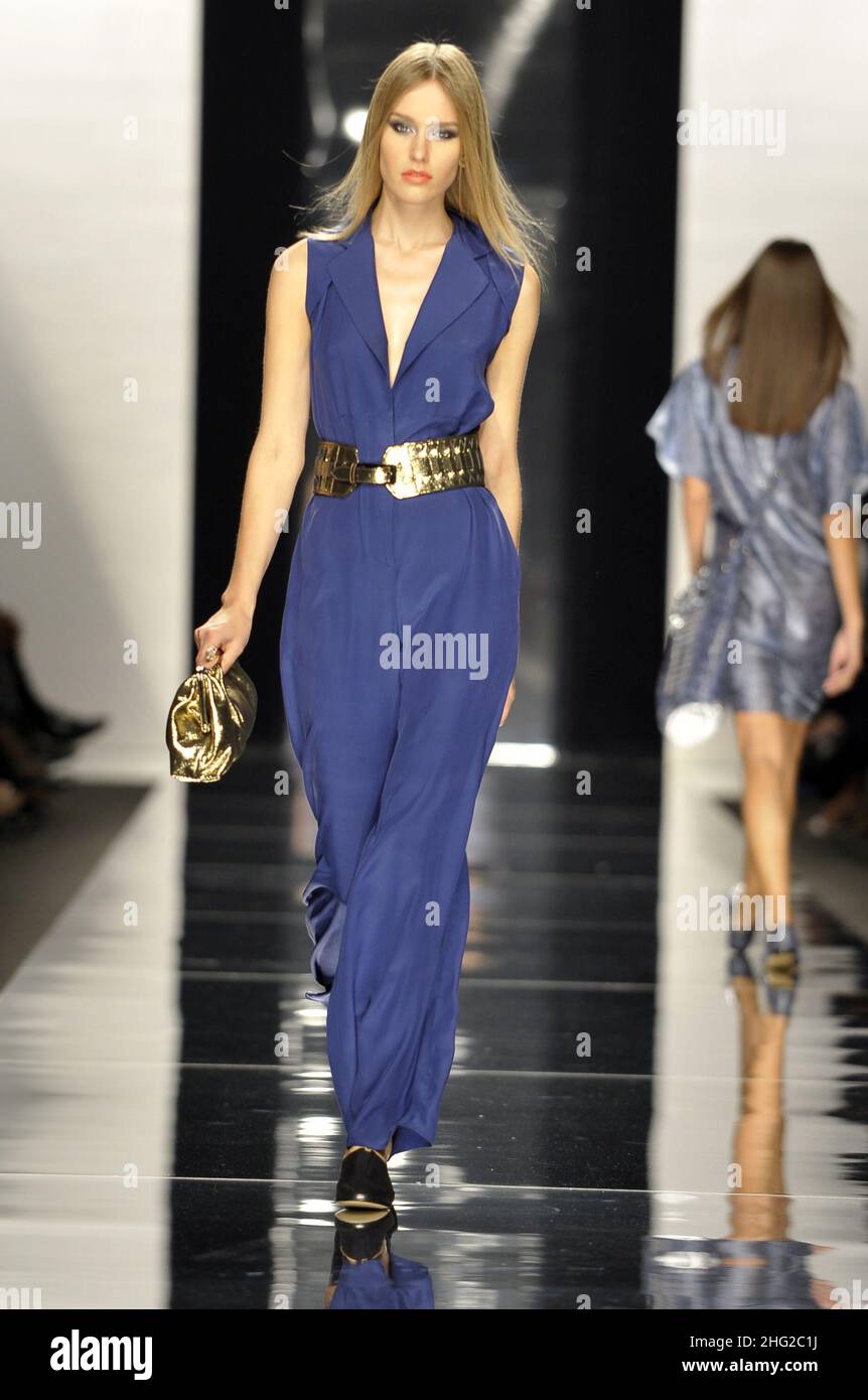 Un modèle présente une création de la collection Printemps/été 2010 de 'Luciano Soprani' pendant la semaine de la mode des femmes à Milan. Banque D'Images