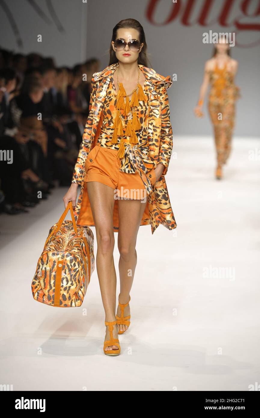 Un modèle porte une création de Blugirl pendant la semaine de la mode de Milan, en Italie Banque D'Images