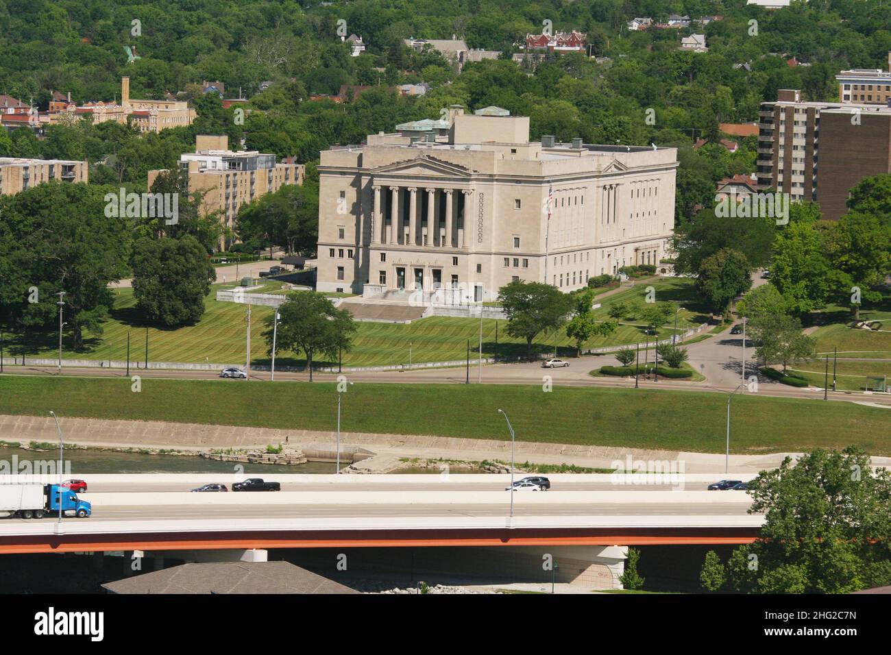 Vue aérienne du temple maçonnique.Avec l'autoroute I-75 juste en face.Dayton, Ohio, États-Unis. Banque D'Images