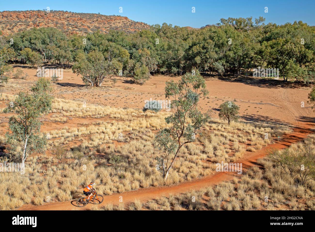 En approchant de la rivière Todd sur le réseau de pistes cyclables d'Alice Springs Banque D'Images