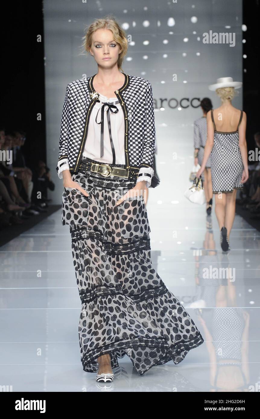 Un modèle porte une création de Rocco Barocco lors de la semaine de la mode  automne-hiver 2010 pour femmes, à Milan, en Italie Photo Stock - Alamy