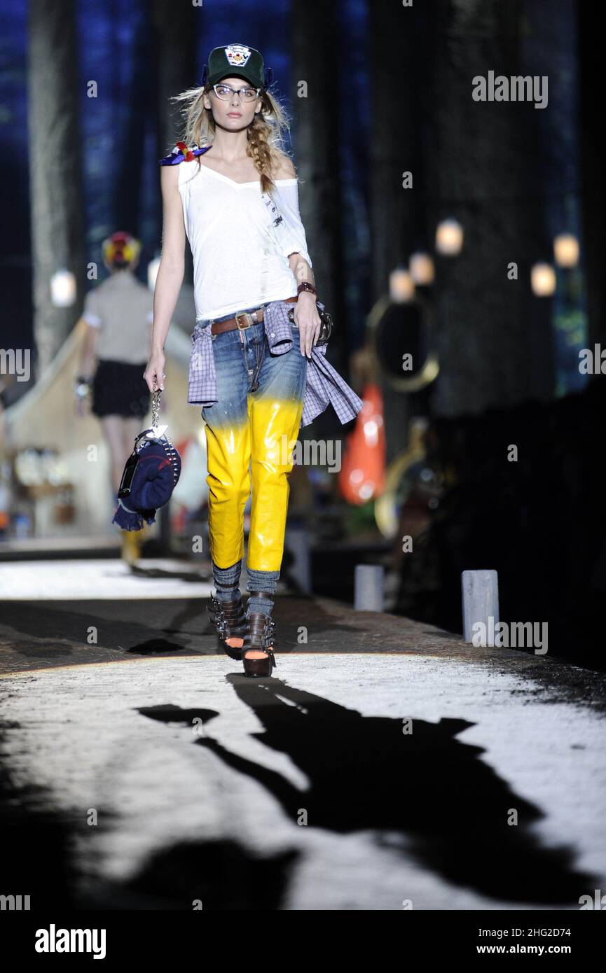 Un modèle porte une création par Dsquared2 pendant la semaine de la mode de Milan Banque D'Images