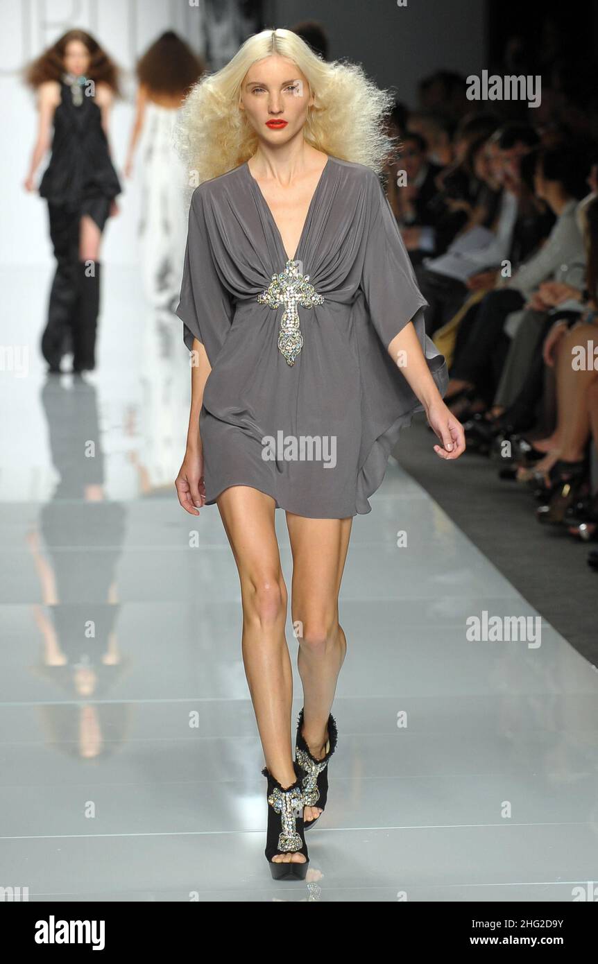 Un modèle porte une création de Lublu Plastinina lors de la semaine de la mode de Milan, en Italie Banque D'Images